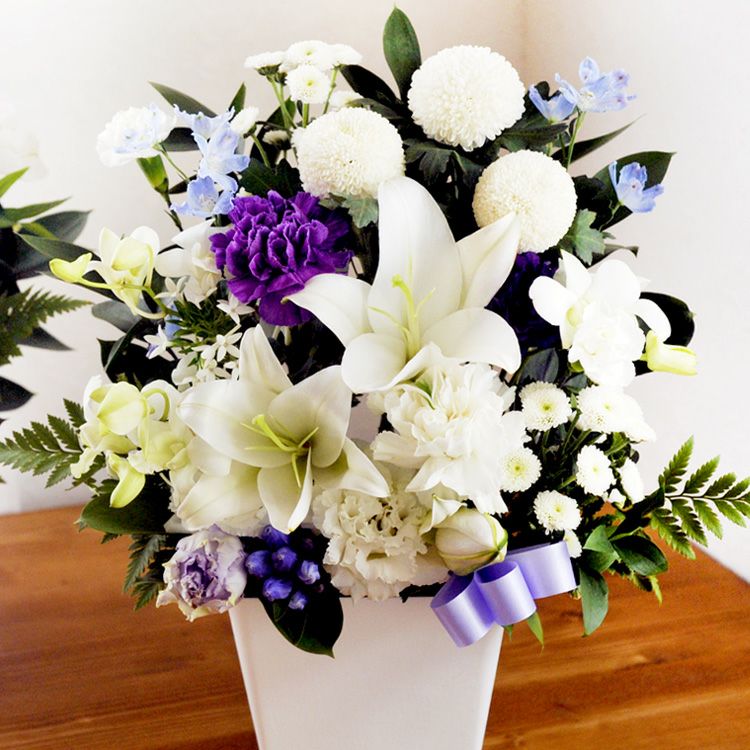 ユリと洋花を使った旬のおまかせ供花