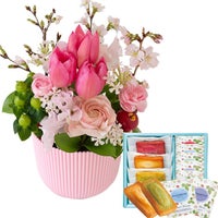 花とスイーツのセット 春限定「桜アレンジ」とフィナンシェ＆WEDGWOODティーバッグ 誕生日 アレンジメント スイーツ